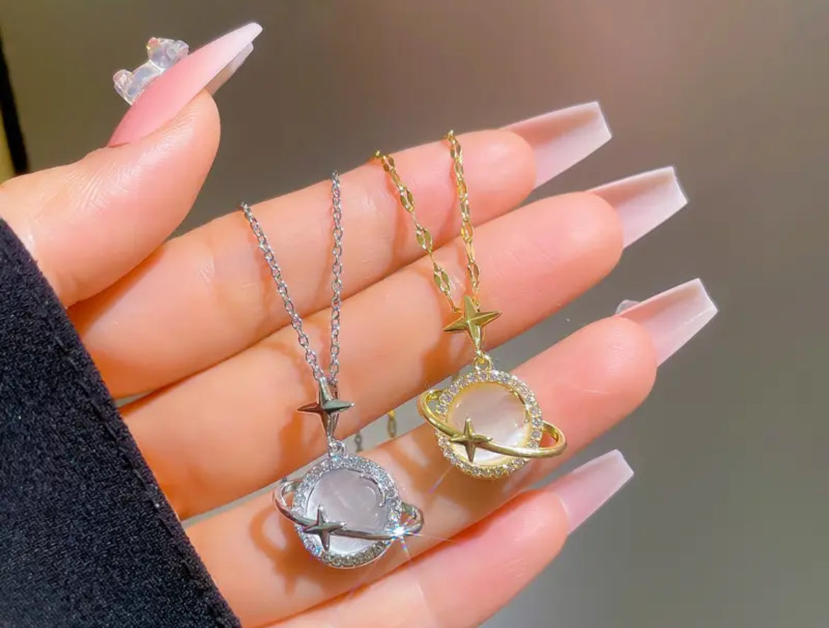 Taylor “Moon and Saturn” İlhamlı Kolye