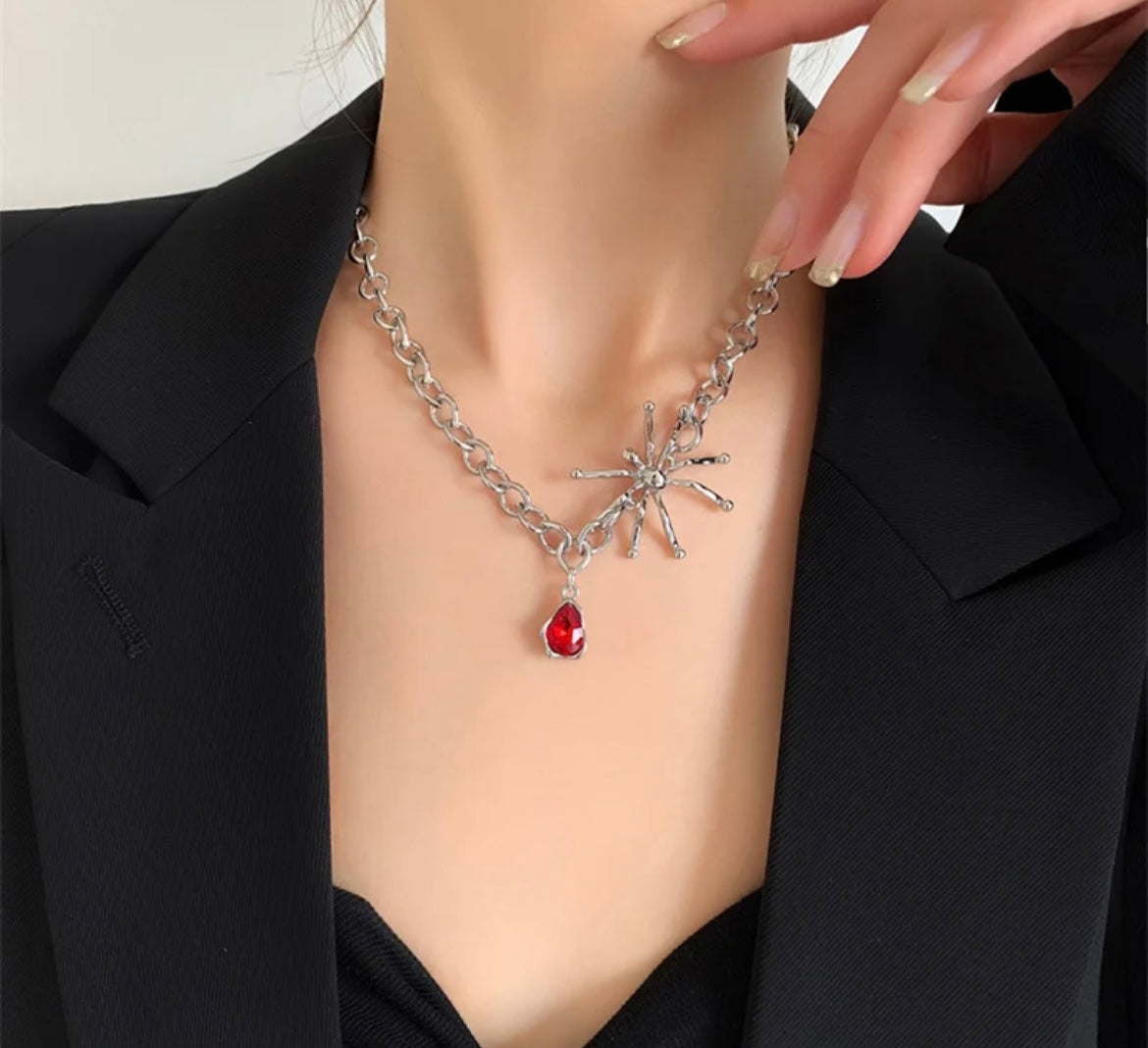Blood Drop Örümcek Detaylı Kolye